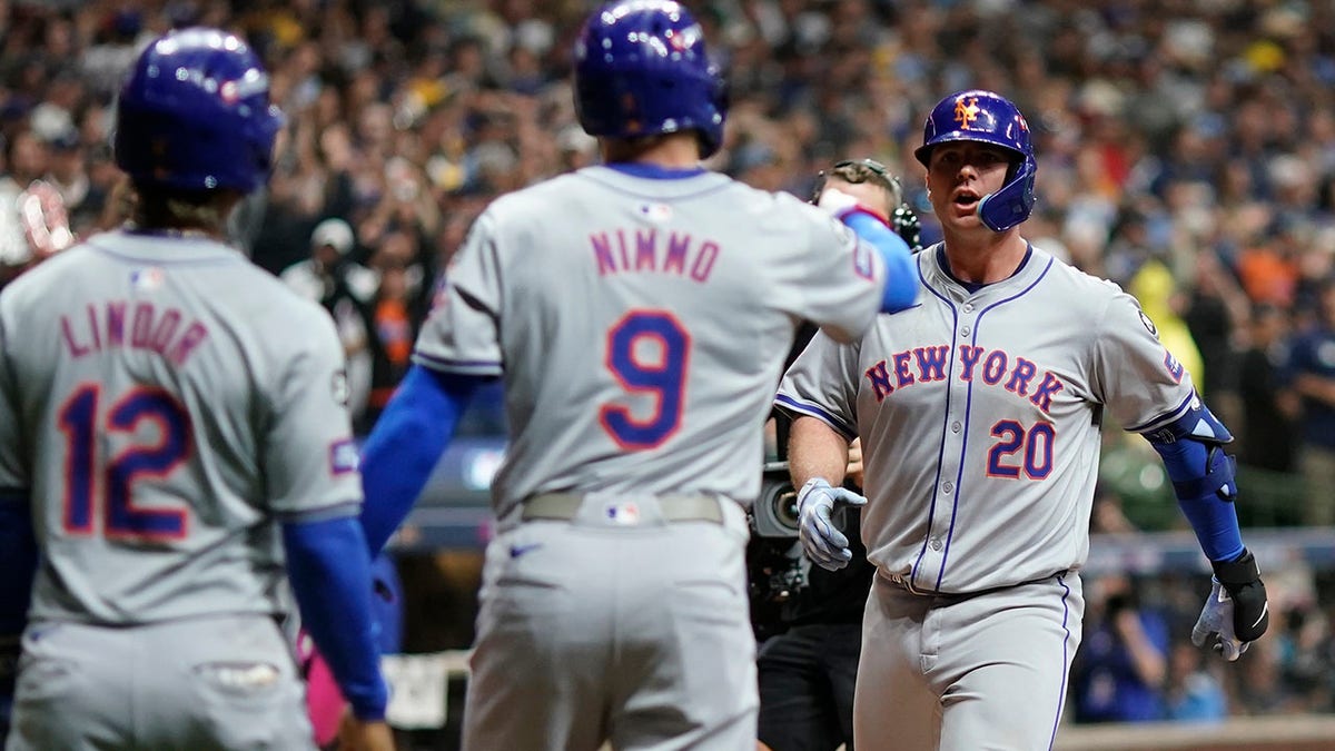 Pete Alonso celebra