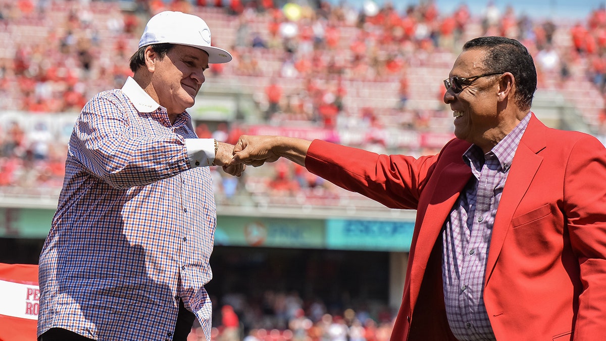 Pete Rose comparte un choque de puños con Tony Pérez 