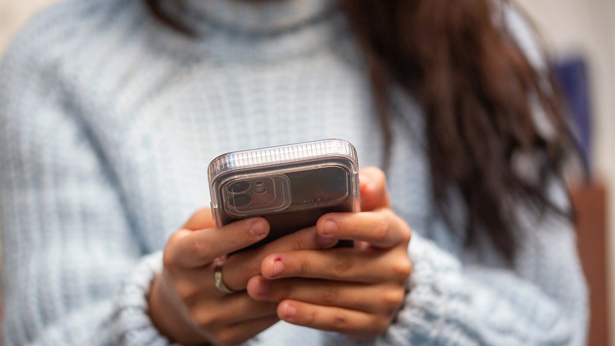 persona usando teléfono inteligente