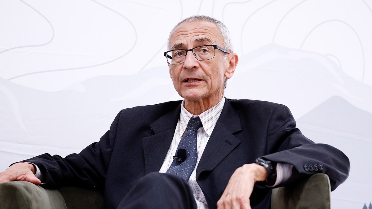 John Podesta participa en el primer Foro Ejecutivo Nacional de Ocio al Aire Libre organizado por Outdoor Recreation Roundtable en Decatur House el 07 de mayo de 2024 en Washington, DC.