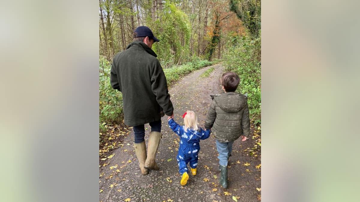 Edoardo Mapelli con sus dos hijos