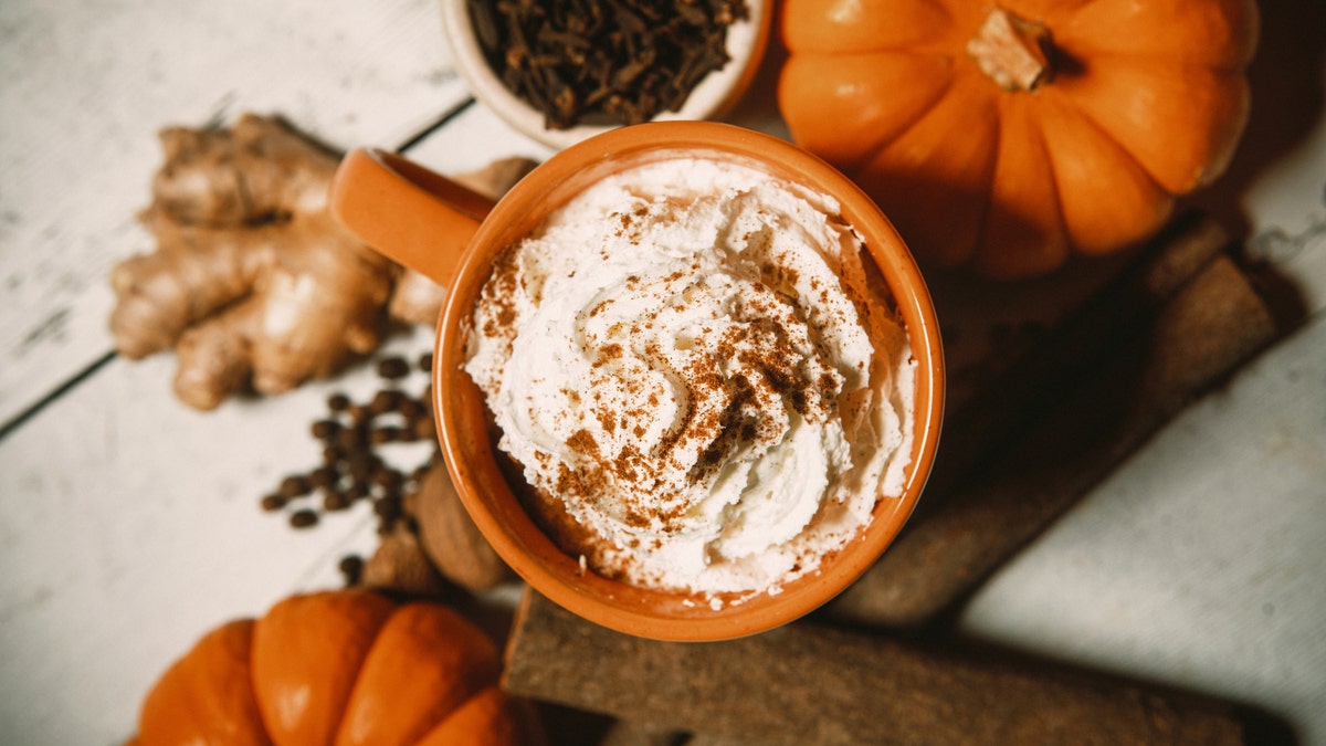 Un café con leche y especias de calabaza