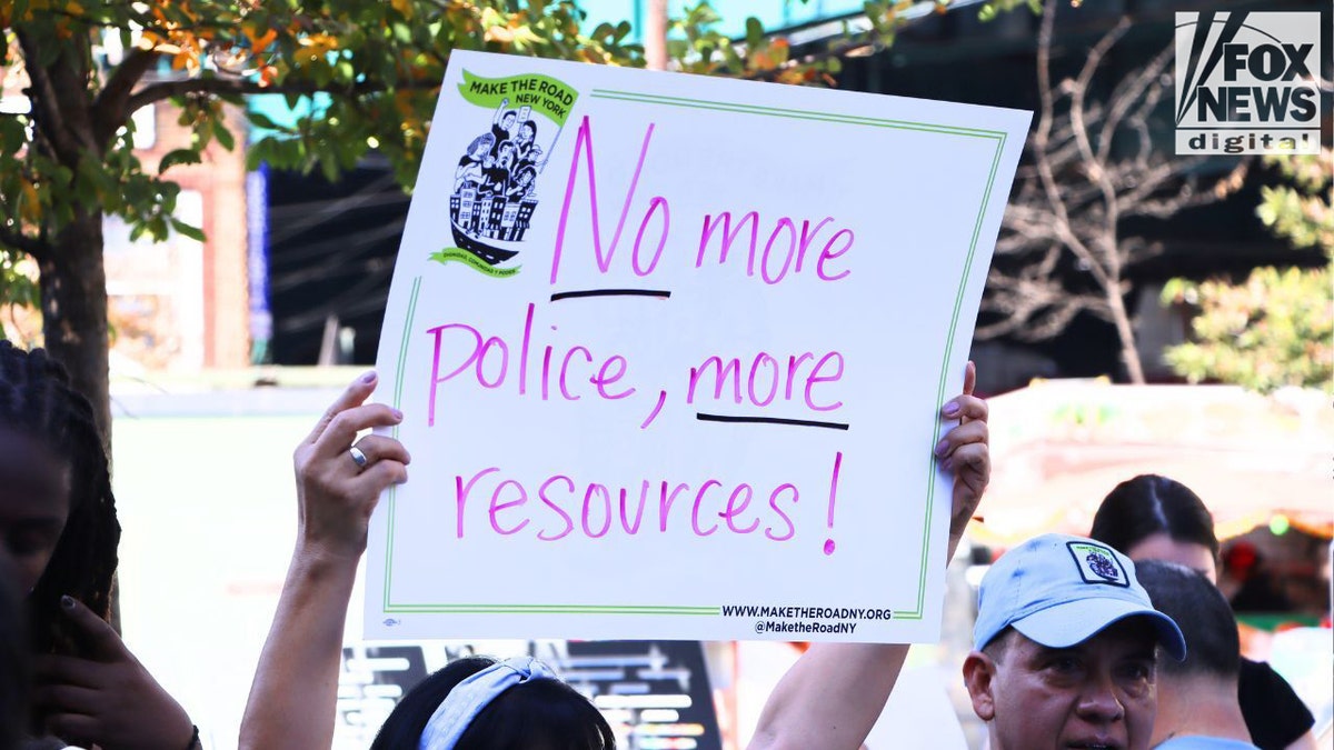 Un cartel que decía "No más policía, más recursos".