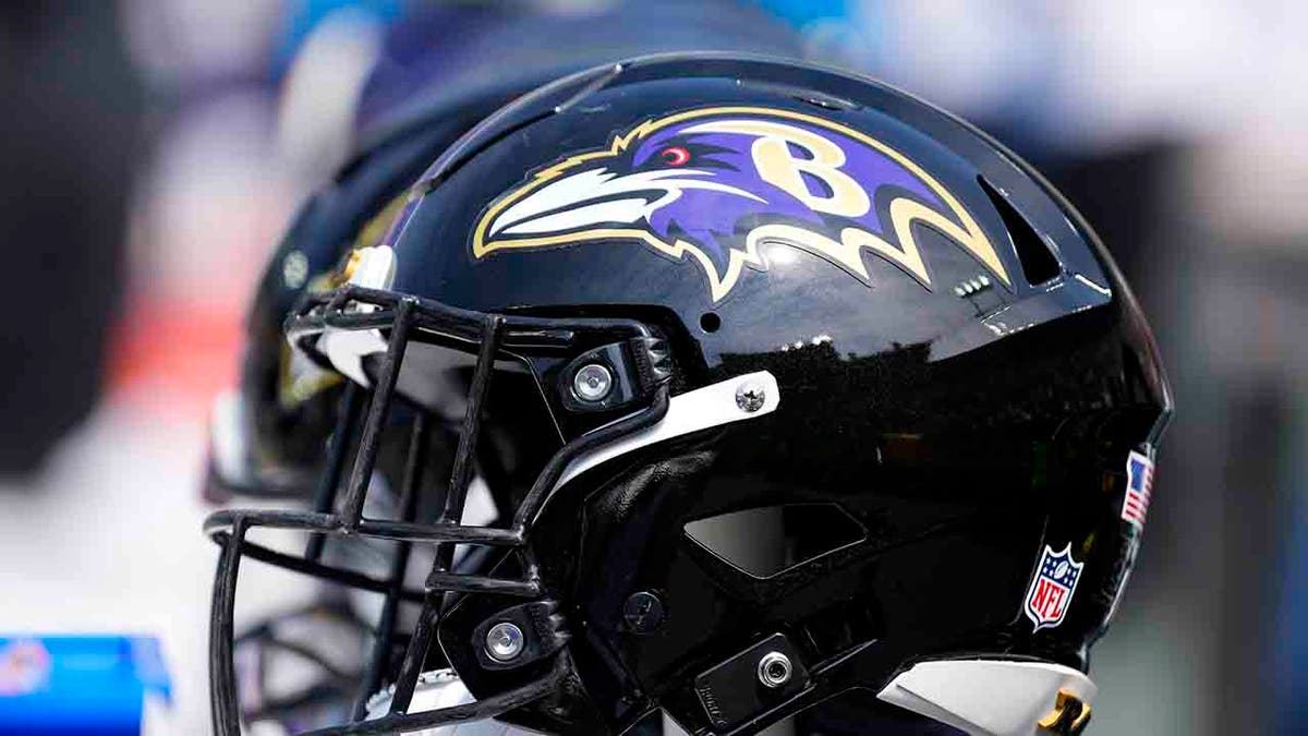 casco de los cuervos de baltimore