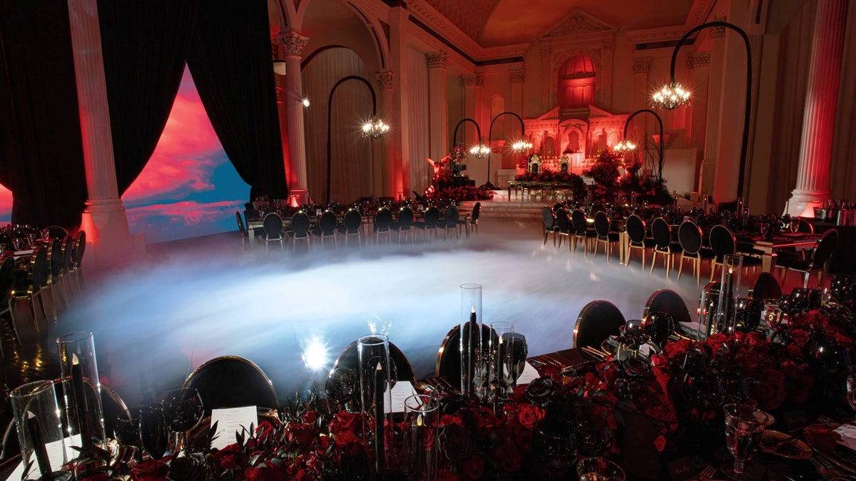 Iluminación y decoración rojas en la boda de invierno de Christine Quinn