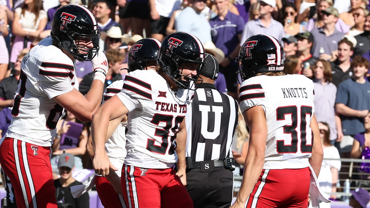 El pateador de Texas Tech muestra la camiseta MAGA luego de anotar un touchdown en una lance de truco