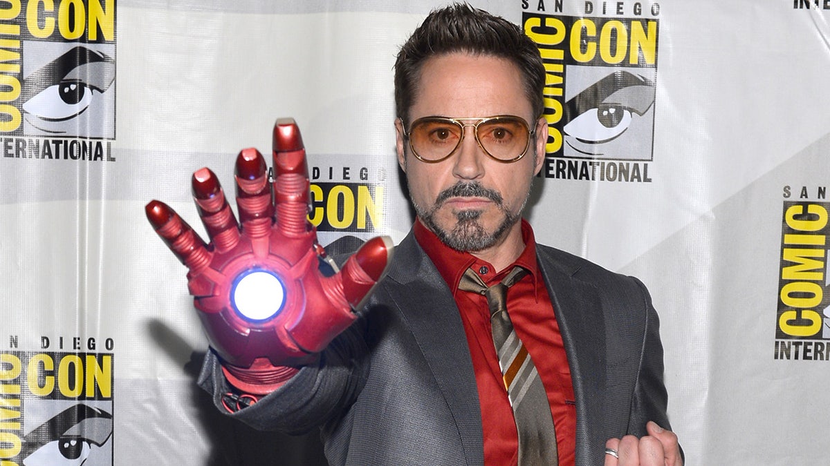 Robert Downey Jr. en la Comic Con de 2012 con una mano de Iron Man