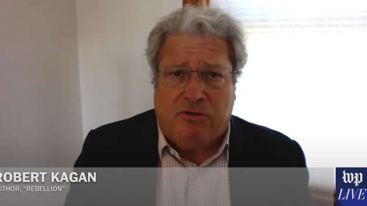 Robert Kagan, redactor jefe del Washington Post, dimitió el viernes tras la decisión del periódico de "La democracia muere en la oscuridad" de no apoyar a ningún candidato en las elecciones presidenciales de 2024.