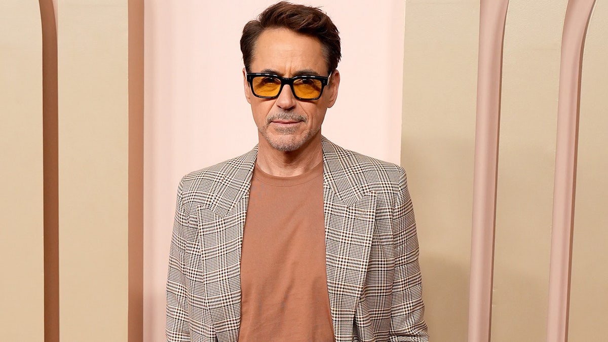 Robert Downey Jr. en el almuerzo de nominados de la 96ª edición de los Oscar.