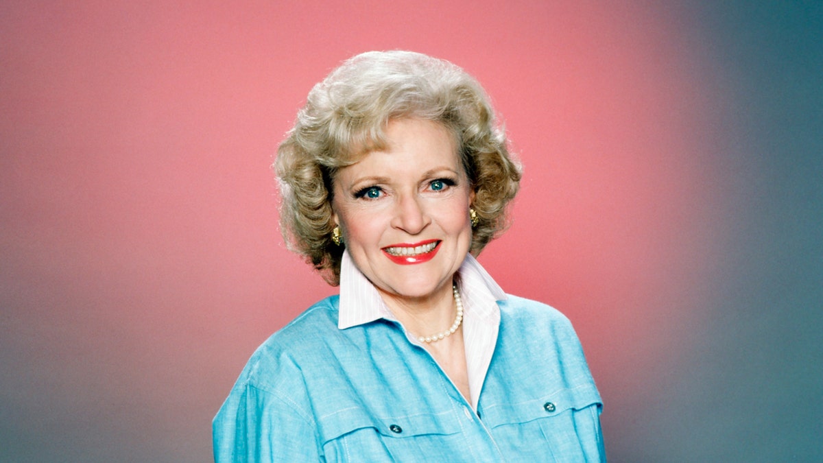 Betty White como Rose Nylund de "Las chicas de oro"