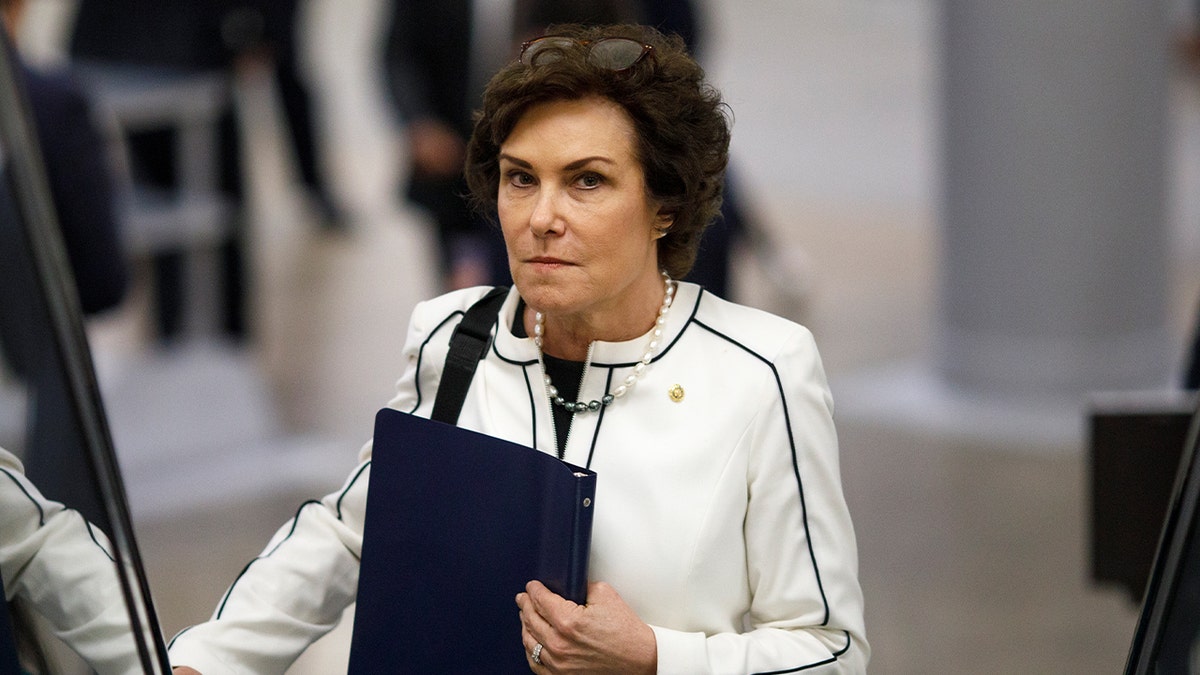 Senator Jackie Rosen (D-NV) berjalan ke acara makan siang kebijakan mingguan Senat pada tanggal 25 Juni 2019 di Capitol Hill di Washington, DC