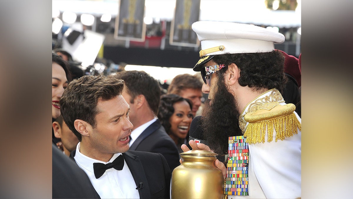 Seacrest y Cohen en la alfombra roja de los Oscar.