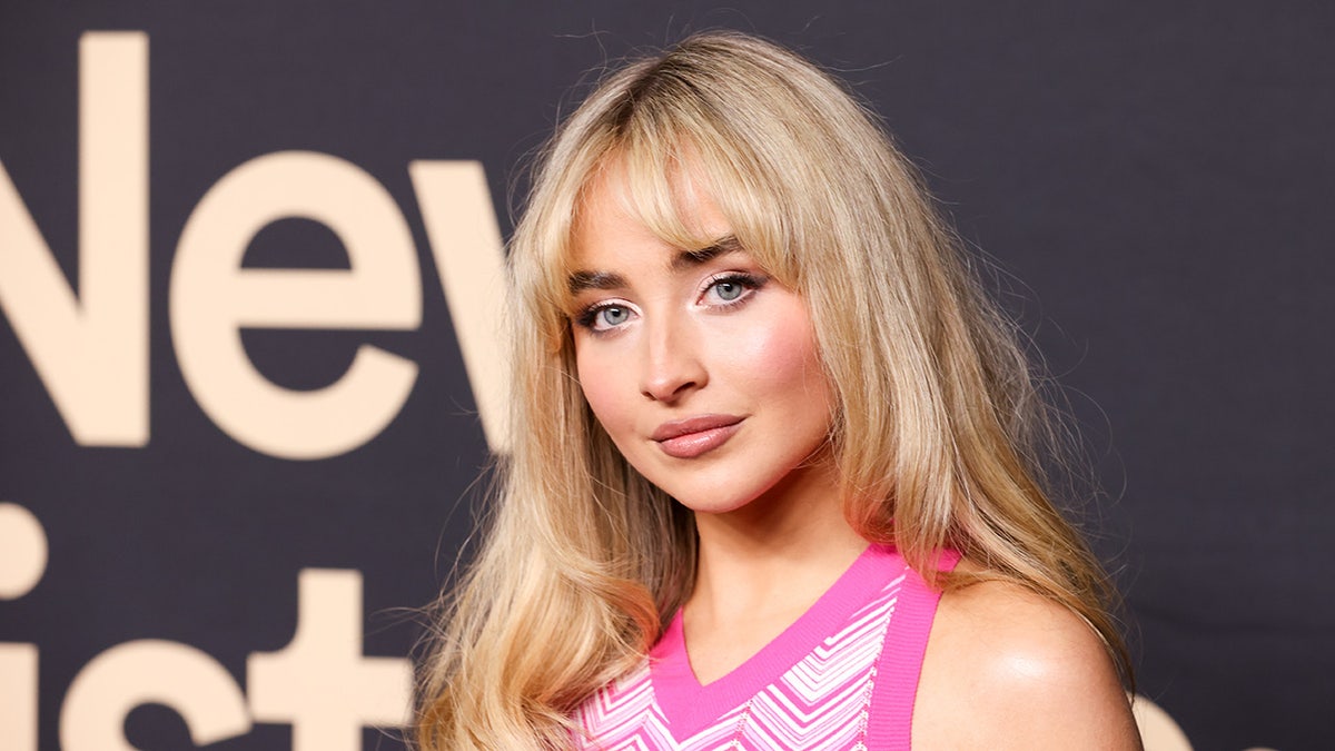 Primer plano de una Sabrina Carpenter más seria en la alfombra roja