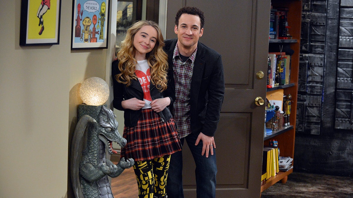 Sabrina Carpenter con Ben Savage en el set de Girl Meets World