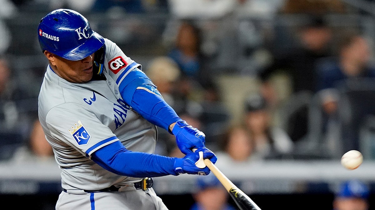 Salvador Perez acerta um home run