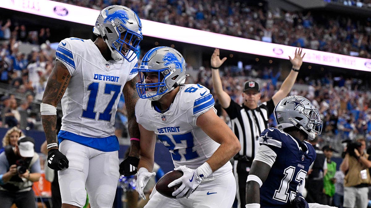 Sam LaPorta celebrates a TD