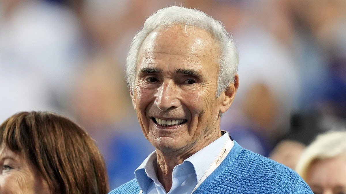 Sandy Koufax observa