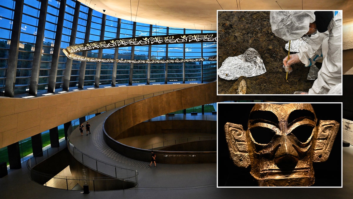 Una fotografía del interior del Museo Sanxingdui al fondo, con una imagen más pequeña de un arqueólogo en el lugar y una máscara dorada en el lado derecho.