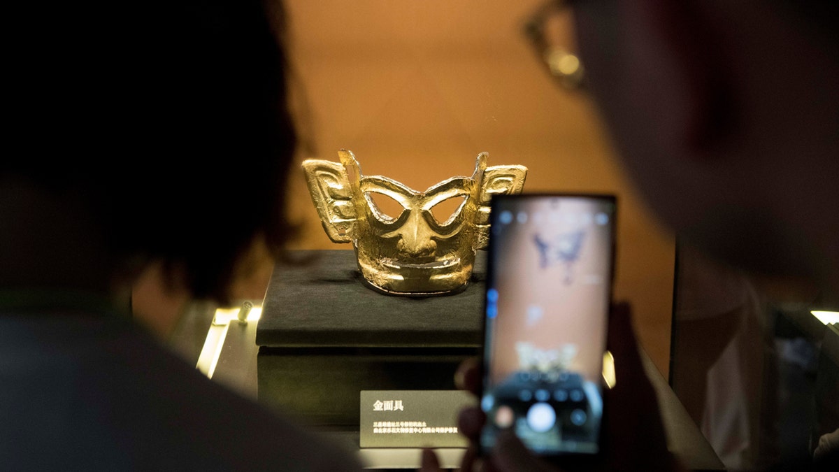 Una máscara de oro desenterrada en las ruinas de Sanxingdui