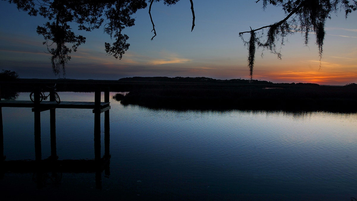 El sol se pone sobre las tierras pantanosas de la isla Sapelo, frente a la costa de Georgia.