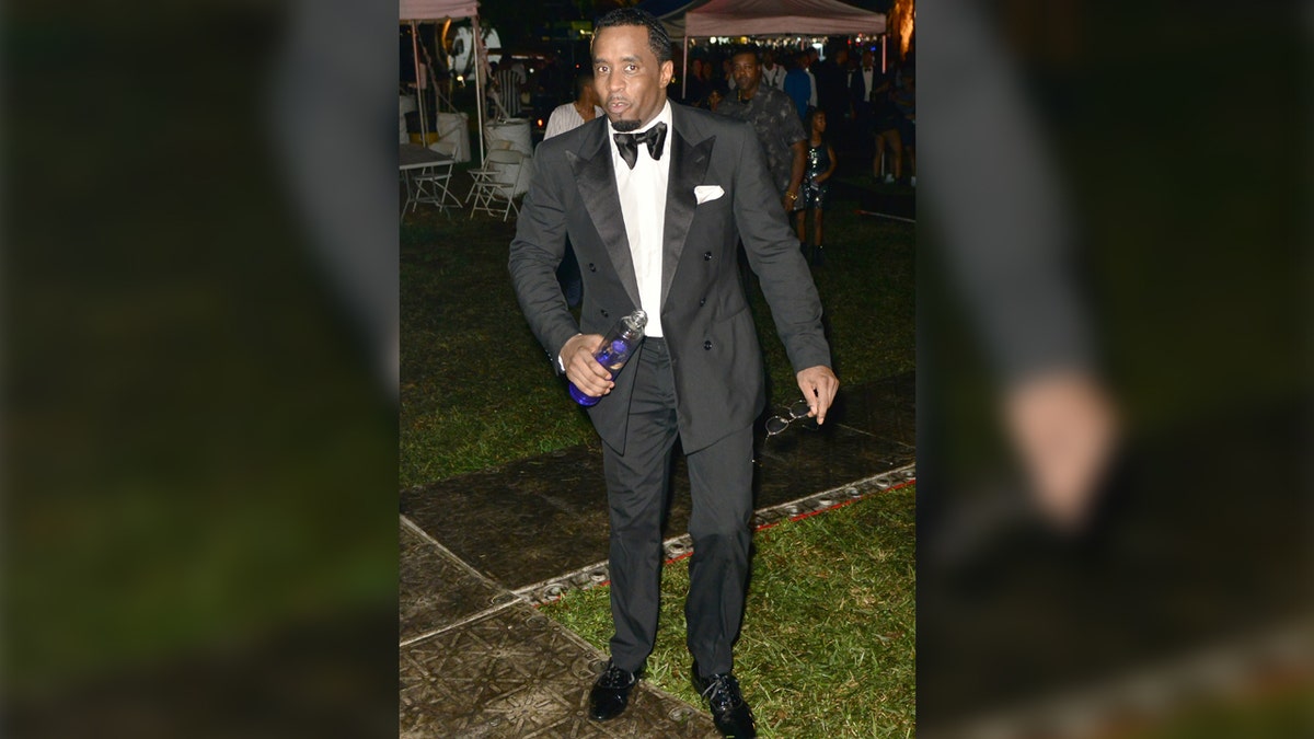 Sean Diddy Combs se viste de esmoquin en la fiesta de Nochevieja