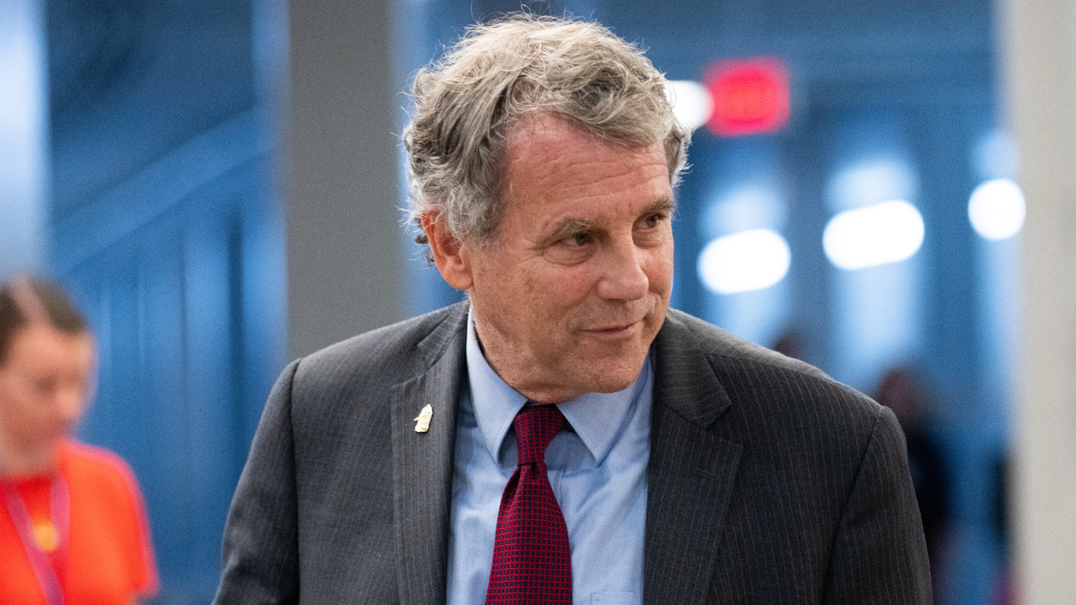 Sherrod Brown w stanie Ohio spaceruje po Kapitolu w lipcu.