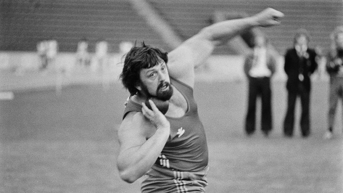 Geoff Capes w konkursie pchnięcia kulą 