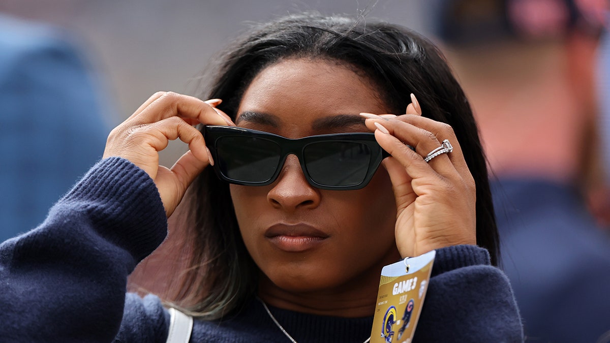 Simone Biles se arregla las gafas