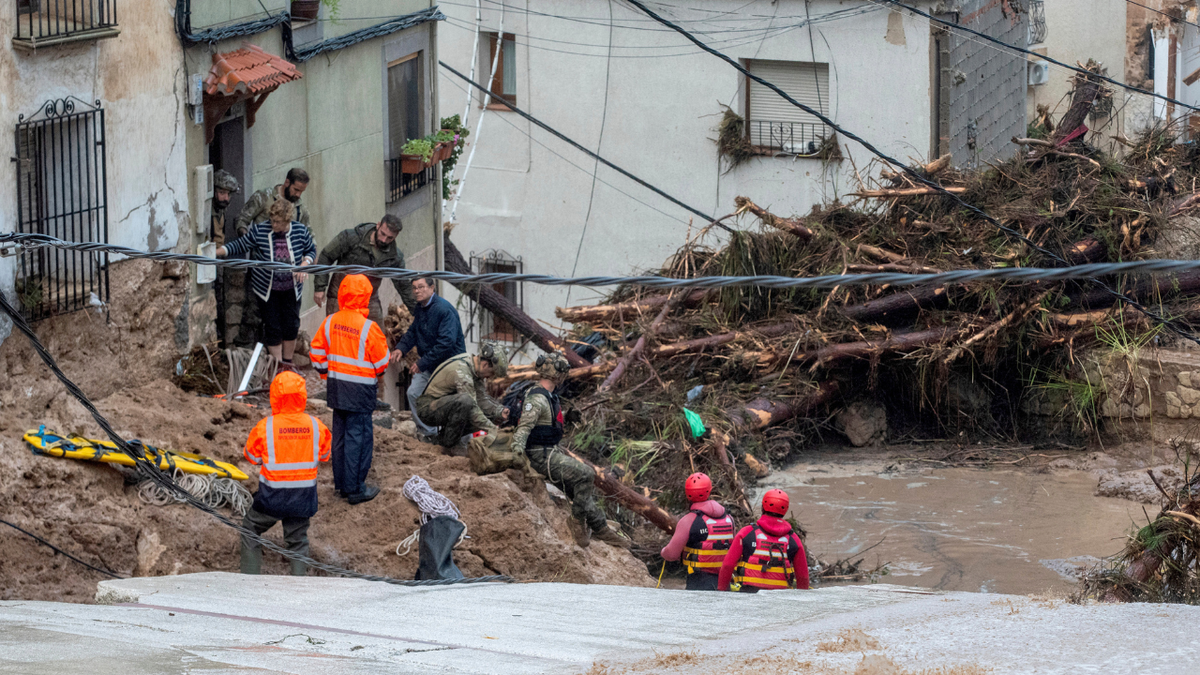 Miembros del ejército español y servicios de emergencia.