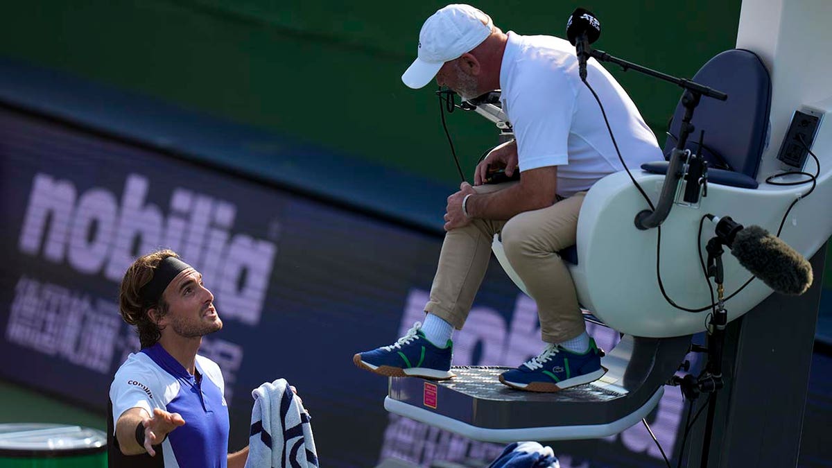 Stefanos Tsitsipas argues