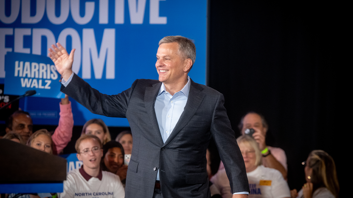 Josh Stein sonriente en primer plano