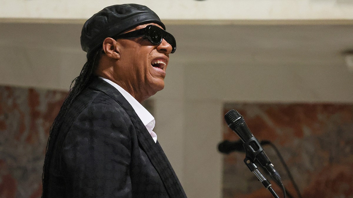 Stevie Wonder występujący na pogrzebie Ethel Kennedy