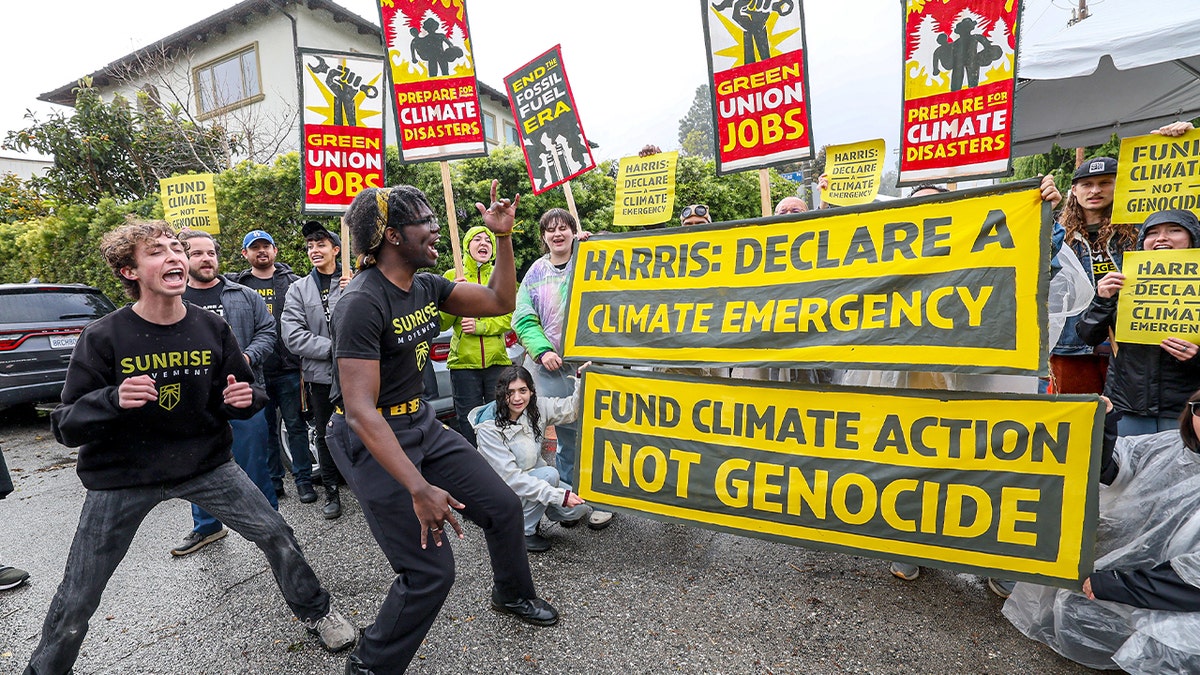 Os manifestantes do Movimento Sunrise reuniram-se perto da casa da vice-presidente Kamala Harris em Brentwood, Califórnia, instando-a a apelar ao presidente Biden para declarar uma emergência climática em 14 de abril de 2024.