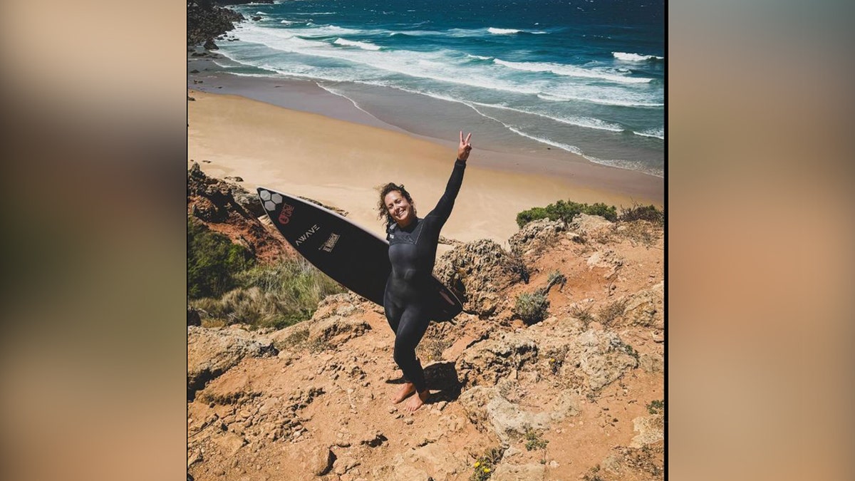 Giulia Manfrini raises the peace sign