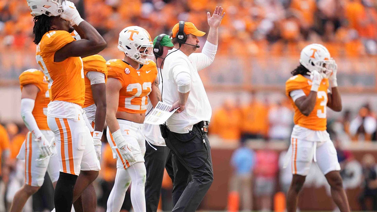 Tennessee manager  connected  the sidelines