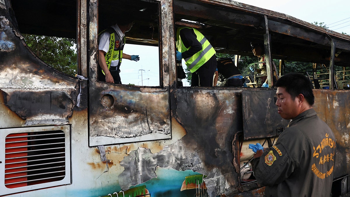 socorristas a bordo de un autobús incendiado