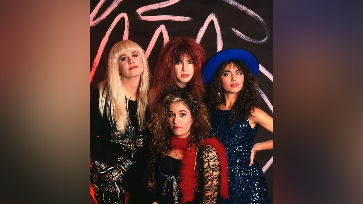 Vicki Peterson, Debbi Peterson, Susanna Hoffs et Michael Steele des Bangles posent sur une photo