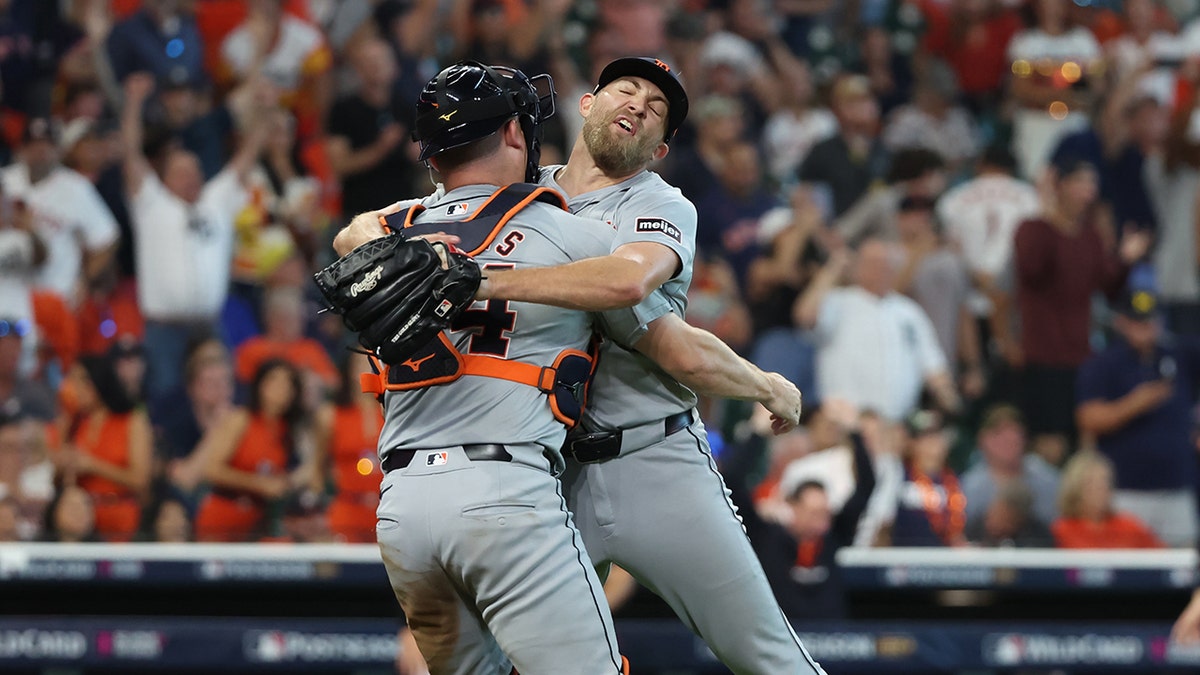 tigers celebrate wild card victory