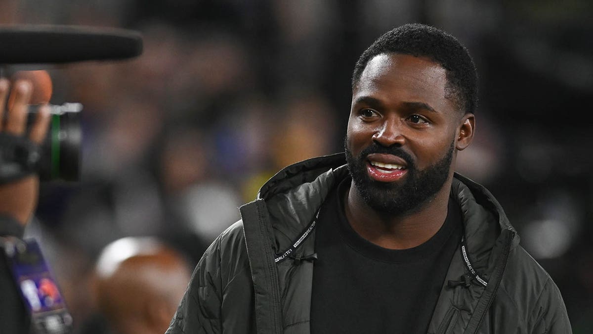 Torrey Smith connected  the sideline