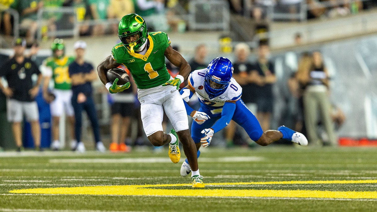 Traeshon Holden breaks the tackle