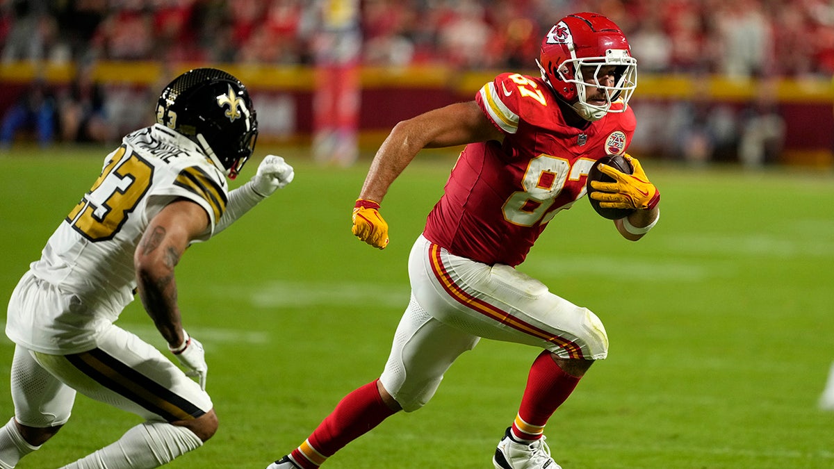 Travis Kelce runs