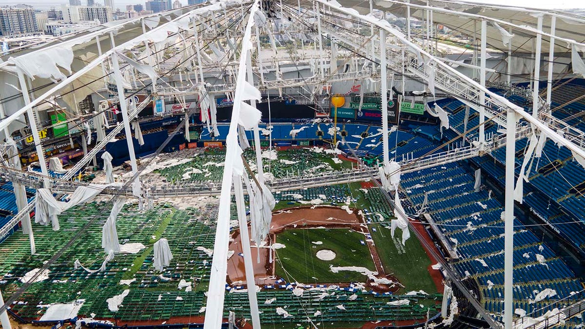 Techo del Tropicana Field destruido por el huracán Milton