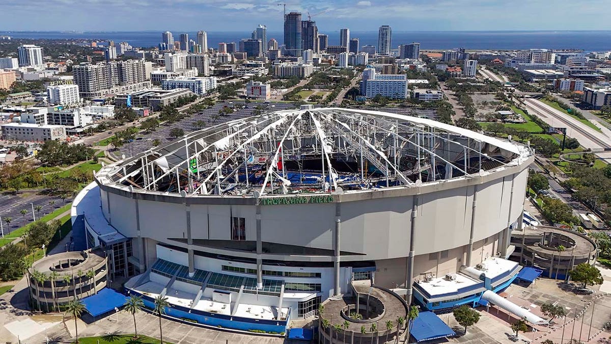 Tropicana Field'ın büyük bir kısmı yıkılmış çatının havadan çekilmiş görüntüsü