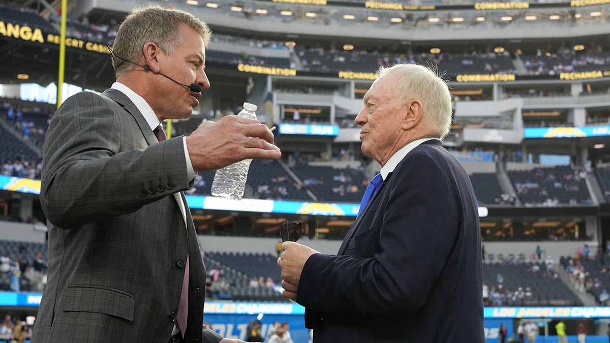 Jerry Jones i Troy Aikman rozmawiają