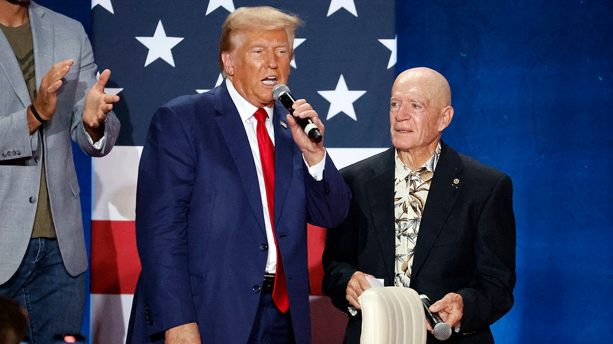 Trump con un veterano de Vietnam en Fayetteville