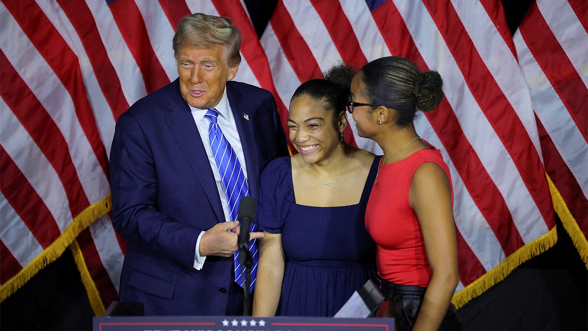 Donald Trump, Leah i Michaella Lawrence