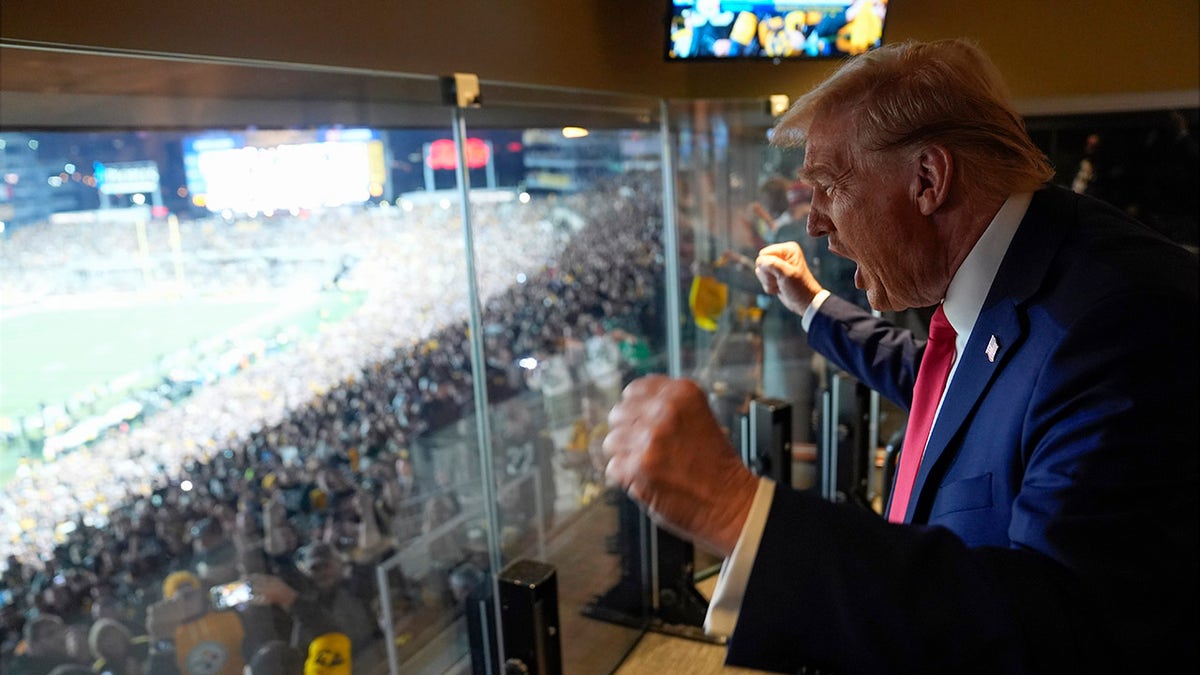 El ex presidente Donald Trump participó en un juego entre la NFL Pittsburg Steellers y los aviones de Nueva York en Latrob, Pensilvania.