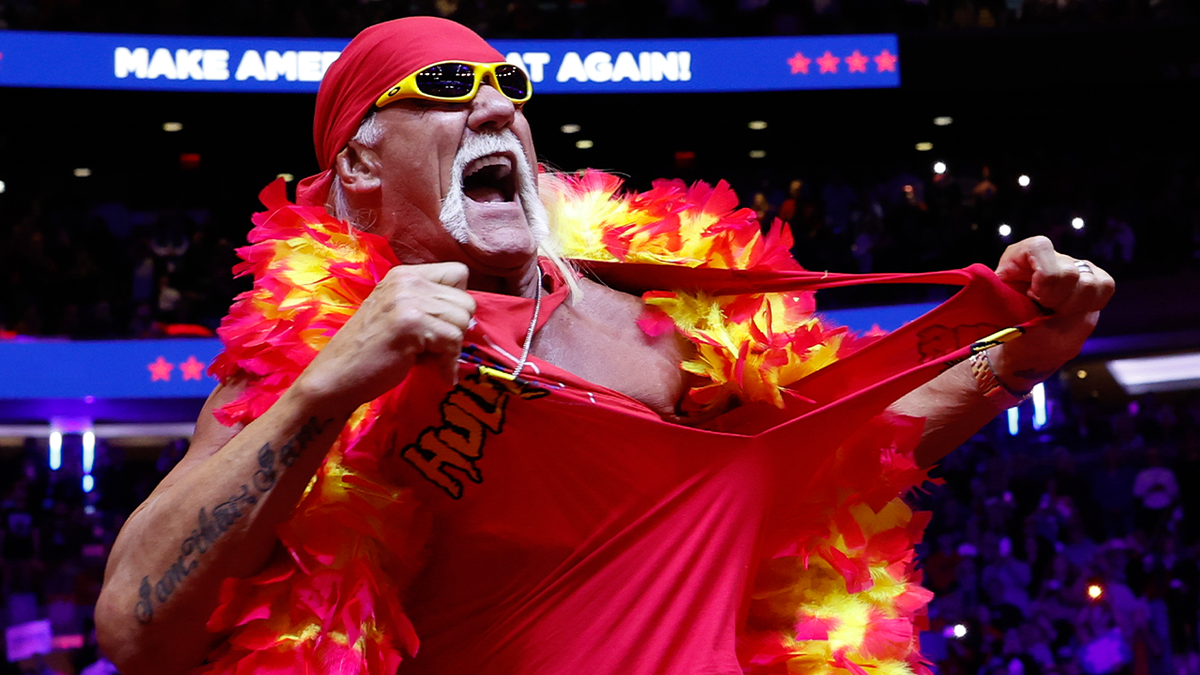 Hulk Hogan con un lei falso rasga su camiseta roja en el mitin Trump en el Madison Square Garden