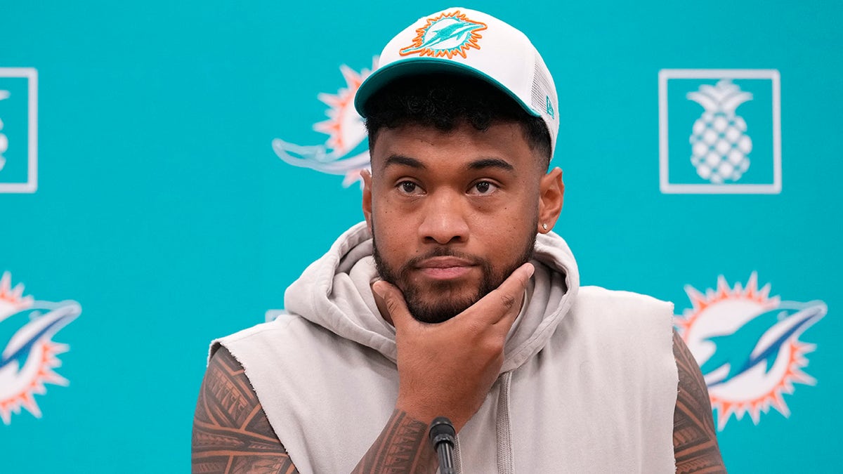 Tua Tagovailoa habla con los periodistas