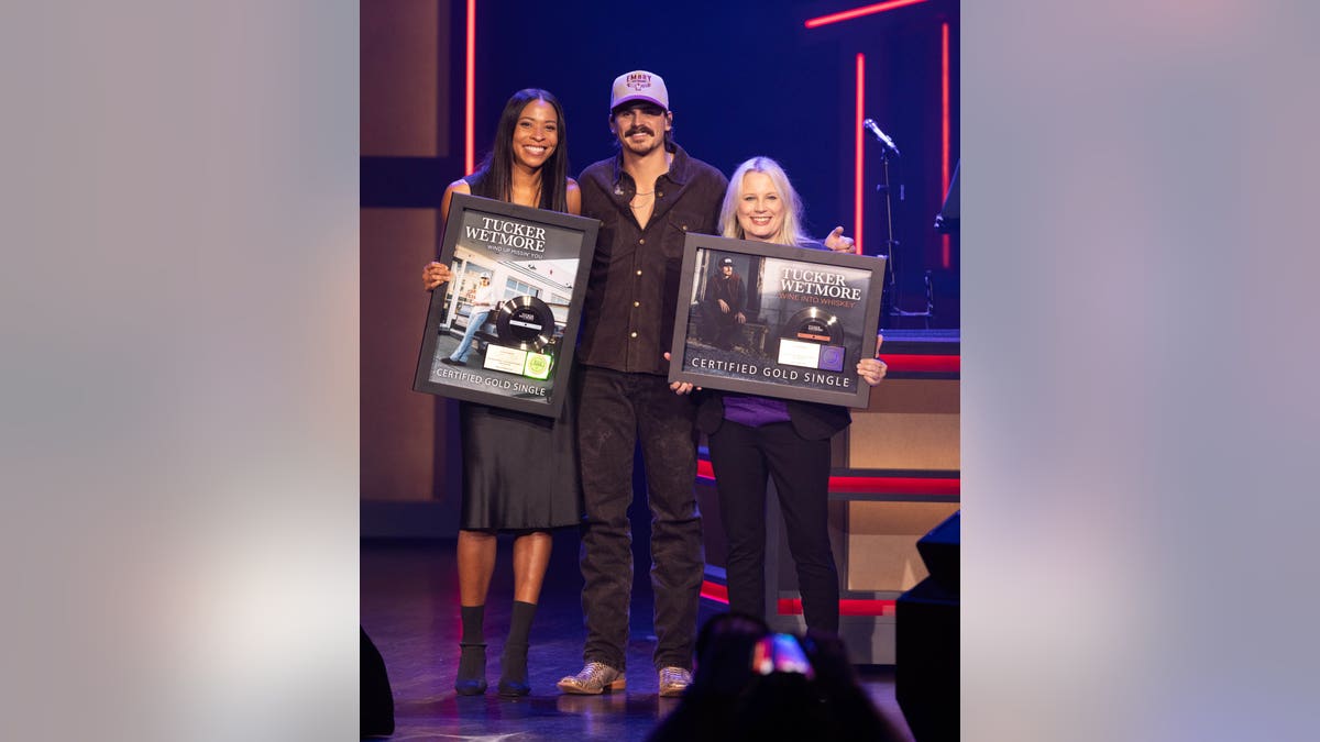 tucker wetmore debuta en el grand ole opry con rakiyah marshall y cindy mabe en el grand ole opry